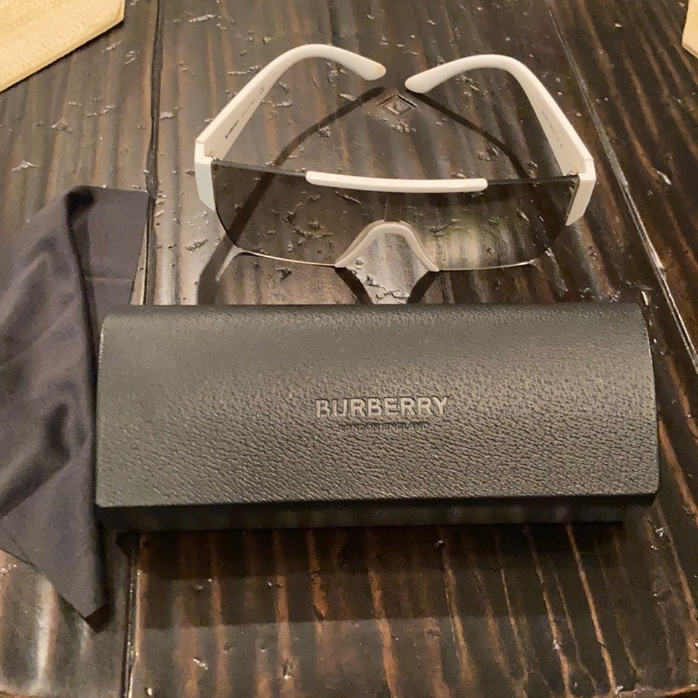 BURBERRY WHITE SUNSHADES!!! 🛍🛍🛍😊😊😊 - Picture 9 of 12